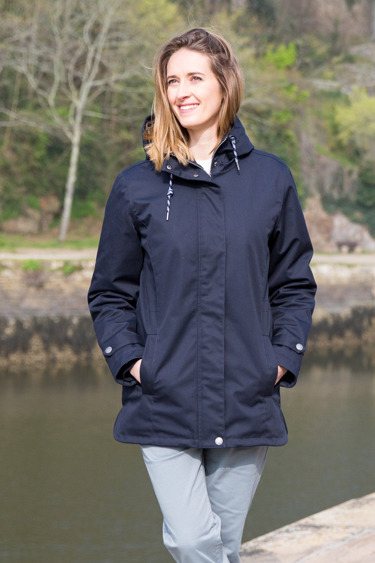 Mousqueton Ponant Parka Raincoat In Marine — Judith Glue 7035